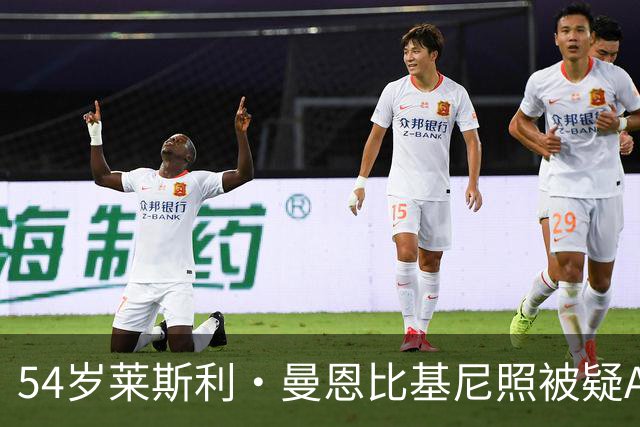 54岁莱斯利·曼恩比基尼照被疑AI生成，49岁安娜·法瑞丝同框秀身材